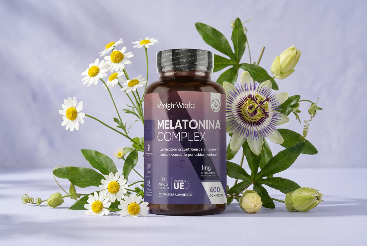 Flacone WeightWorld Melatonina Complex con camomilla e passiflora su fondo lilla